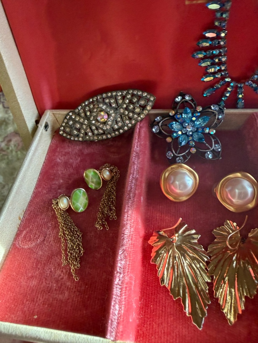 Vintage Jewelry Box filled Jewelry, Lady BuxtonVTG brooches earring’s necklaces - Picture 6 of 16